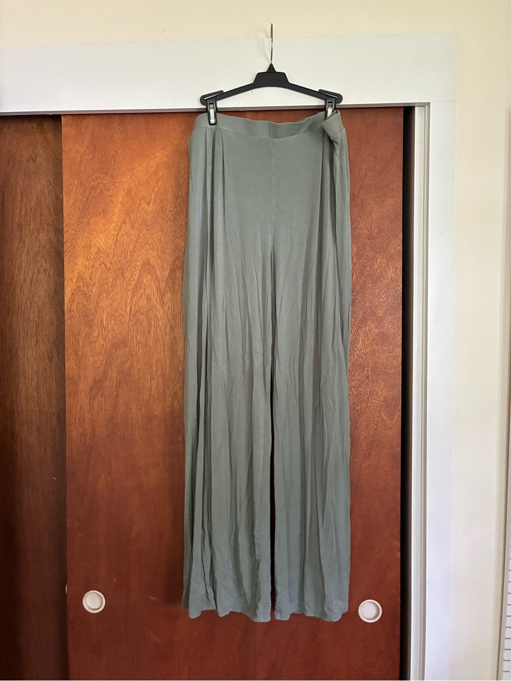 Lulu’s Flowy Wide-Leg Sage Green Pants